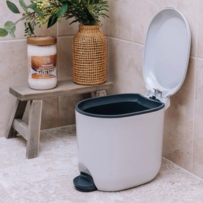Biały plastikowy kosz na śmieci z pedałem 3,5 l – Addis