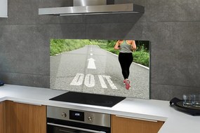 Szkło do Kuchni na Ścianę Kobieta Biegnąca Drogą