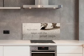 Szklany Panel Napis na Betonie i Buty