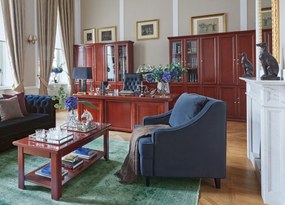 Elegancka klasyczna ława kawowa prostokątna. Ława ma kolor koniaku, widoczne usłojenie, dodatkową półkę poniżej blatu. Nogi oszczędnie frezowane. Ława z kolekcji mebli gabinetowych Prestige.