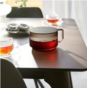 Czarny plastikowy dzbanek do herbaty z sitkiem 600 ml Tower – YAMAZAKI