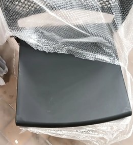 PROMOCJA Czarny plastikowy krzesło PAGI II. gatunek