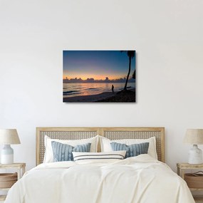 Obraz na szkle - kobieta na plaży (70x50 cm)