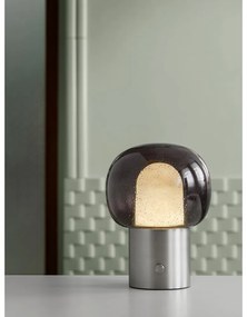 Aluminiowa lampa stołowa LED w kolorze srebra ze szklanym kloszem (wysokość 32 cm) Iris – Blomus