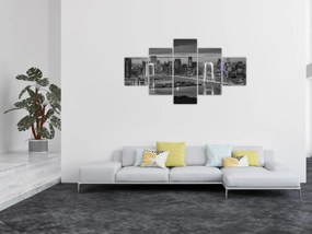 Obraz - Duże miasto z fioletową wieżą (125x70 cm)