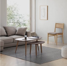 Zestaw dwóch niskich stołów kawowych Eclipse w kolorze orzecha, z litego drewna.