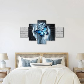Obraz niebieskiego motyla na ścianie (125x70 cm)
