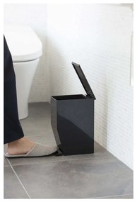 Czarny plastikowy kosz na śmieci z pedałem 3,9 l Tower – YAMAZAKI