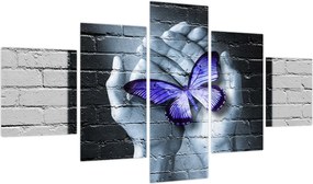 Obraz - Fioletowy motyl na ścianie (125x70 cm)