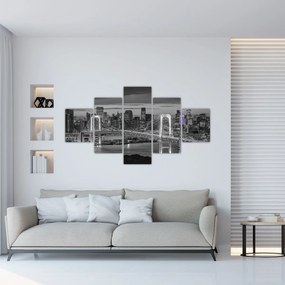 Obraz - Duże miasto z fioletową wieżą (125x70 cm)