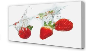 Obraz drukowany na płótnie Truskawki w Wodzie na Białym Tle