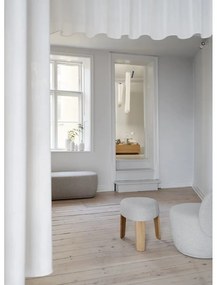 Szary fotel z materiału bouclé KUON – Blomus