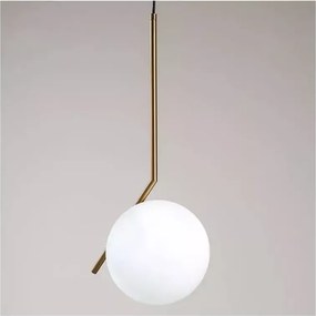 Lampa wisząca w złotym kolorze z kulistym mlecznym kloszem