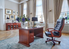 Elegancki fotel gabinetowe Consul tapicerowany skórą naturalną w kolorze brązowym, czarnym lub kremowym. Fotel ma drewnianą ramę i podłokietniki, mechanizm tilt, jest wygodne i solidnie wykonane.