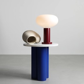 Bordowa lampa stołowa z opalowym kloszem Flo Ruby
