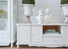 Stylowa biała szafka pod telewizor Sybilla 180x58x62 cm. Komoda rtv z podwójnymi drzwiami, półką i szufladą, delikatne zdobienia. Angielski styl, białe meble.
