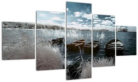 Obraz - Drewniane łodzie na jeziorze (125x70 cm)