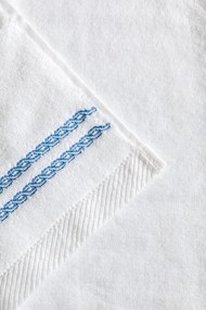 Ręcznik kąpielowy CHAINE 75 x 150 cm Biały / niebieski haft