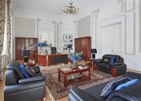 Stylowy, wygodny fotel wypoczynkowy skórzany Palladio do gabinetu, do wyboru kolory czarny, kremowy, brązowy, z dodatkiem elementów drewnianych. Stylowe meble gabinetowe z kolekcji Prestige.