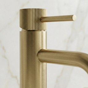 Bateria umywalkowa Rea Lungo Stripe Złota Szczotkowana Wysoka
