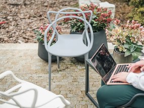 Zestaw 4 jasnoszarych plastikowych krzeseł KATO