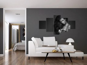 Obraz - Czarno - biały portret uwodzicielskiej kobiety (125x70 cm)