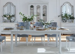 Elegancki biały stół do jadalni rozkładany Abigail 180x100x80 cm, wymiary po rozłożeniu 240x100 cm. Stół ma toczone nogi, jest zdobiony sztukaterią. Stół do salonu. Meble w stylu angielskim Victoria.