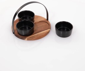 Miseczki ceramiczne na drewnianej tacy