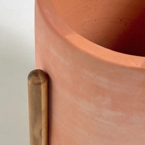 Terakotowa doniczka na drewnianej podstawce Kave Home Dalva, ⌀ 30 cm