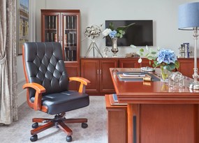 Elegancki fotel gabinetowe Consul tapicerowany skórą naturalną w kolorze brązowym, czarnym lub kremowym. Fotel ma drewnianą ramę i podłokietniki, mechanizm tilt, jest wygodne i solidnie wykonane.