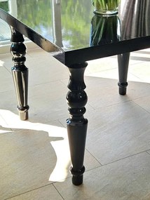 Czarny stół, toczone nogi, wysoki połysk.