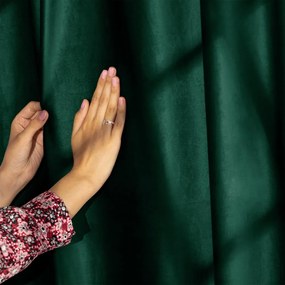 Ciemnozielona aksamitna zasłona częściowo zaciemniająca (dimout) 140x270 cm Eyelets – Restilo