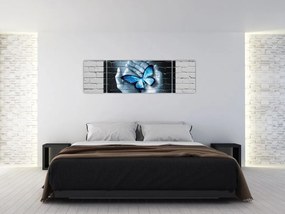 Obraz niebieskiego motyla na ścianie (170x50 cm)
