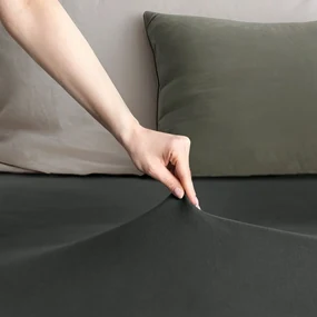 Ciemnoszare dżersejowe prześcieradło z gumką 200x200 cm Amber – Restilo