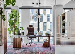 Wysokiej klasy fotel biurowy ergonomiczny Ergo 900 brązowy, tapicerowany skórą naturalną. Fotel biurowy skórzany.