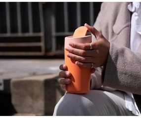 Pomarańczowy kubek podróżny 450 ml Sipp – Joseph Joseph