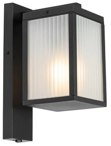 Zewnetrzna Ogrodowa lampa ścienna czarna z żebrowanym szkłem i czujnikiem zmierzchu - Charlois Nowoczesny Oswietlenie zewnetrzne