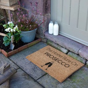 Wycieraczka z włókna kokosowego 40x60 cm This Home Runs On Prosecco – Artsy Doormats