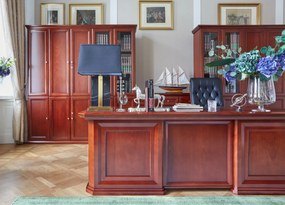 Eleganckie biurko do gabinetu lub kancelarii Lord, dostępne w dwóch wymiarach 220x100 cm lub 240x110 cm. Biurko fornirowane drewnem, kolor koniak. Meble gabinetowe Prestige
