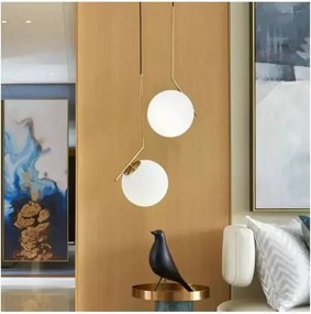 Lampa wisząca w złotym kolorze z kulistym mlecznym kloszem