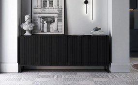 Komoda z 3 drzwiami – korpus Czarny mat, fronty ryflowane Czarny mat – 168 cm, czarna metalowa rama