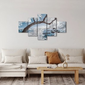 Obraz ośnieżonego drzewa nad wodą (125x70 cm)