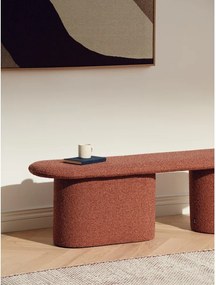 Ceglasta tapicerowana ławka z materiału bouclé Rull – noo.ma