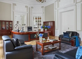 Skórzana kanapa 2-osobowa Palladio, wykonana ze skóry naturalnej, dostępne kolory brązowy, czarny, kremowy. Wygodna sofa do biura. Klasyczny stylowy design.
