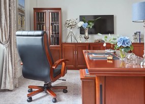 Elegancki fotel gabinetowe Consul tapicerowany skórą naturalną w kolorze brązowym, czarnym lub kremowym. Fotel ma drewnianą ramę i podłokietniki, mechanizm tilt, jest wygodne i solidnie wykonane.