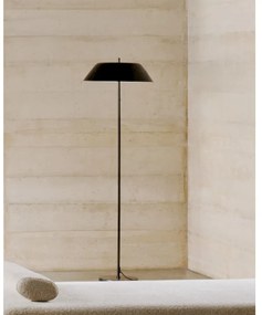 Czarna lampa stojąca z metalowym kloszem (wysokość 153 cm) Sayra – Kave Home