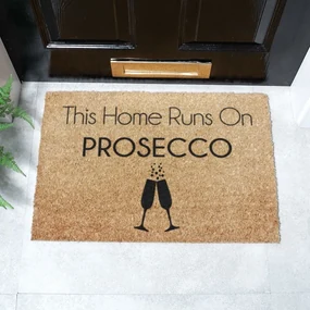 Wycieraczka z włókna kokosowego 40x60 cm This Home Runs On Prosecco – Artsy Doormats