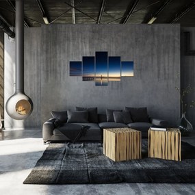 Obraz latarni morskiej w oddali (125x70 cm)