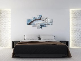 Obraz ośnieżonego drzewa nad wodą (125x70 cm)