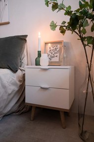 Biała szafka nocna na drewnianych nóżkach Goteborg